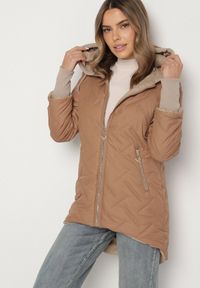 Born2be - Jasnobrązowa Pikowana Kurtka z Przedłużonym Tyłem i Kapturem Melune. Okazja: na co dzień. Kolor: brązowy. Materiał: jeans. Wzór: aplikacja. Styl: klasyczny, casual #1