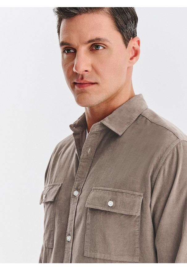 Pako Lorente - PAKO LORENTE - Brązowa koszula sztruksowa z kieszeniami na piersi. Okazja: na co dzień. Kolor: brązowy. Materiał: sztruks. Długość rękawa: długi rękaw. Długość: długie. Sezon: jesień. Styl: casual