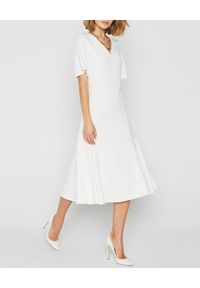 MARLU - Biała sukienka Ingrid. Okazja: do pracy. Kolor: biały. Materiał: wiskoza, elastan, materiał. Wzór: gładki. Typ sukienki: proste, rozkloszowane. Długość: midi #6