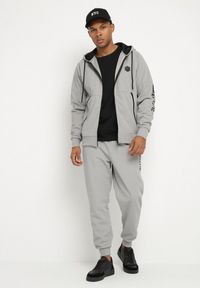 Born2be - Szare Spodnie Dresowe Typu Jogger z Kieszeniami Zdobione Nadrukami Mepessa. Okazja: na co dzień. Kolor: szary. Materiał: dresówka. Wzór: aplikacja, nadruk. Styl: casual #5