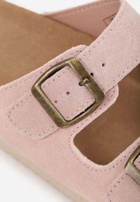 Born2be - Różowe Klasyczne Klapki z Zamszu Naturalnego z Paskami z Klamrami z Regulacją Realie. Okazja: na co dzień. Kolor: różowy. Materiał: zamsz. Wzór: paski. Styl: klasyczny #7