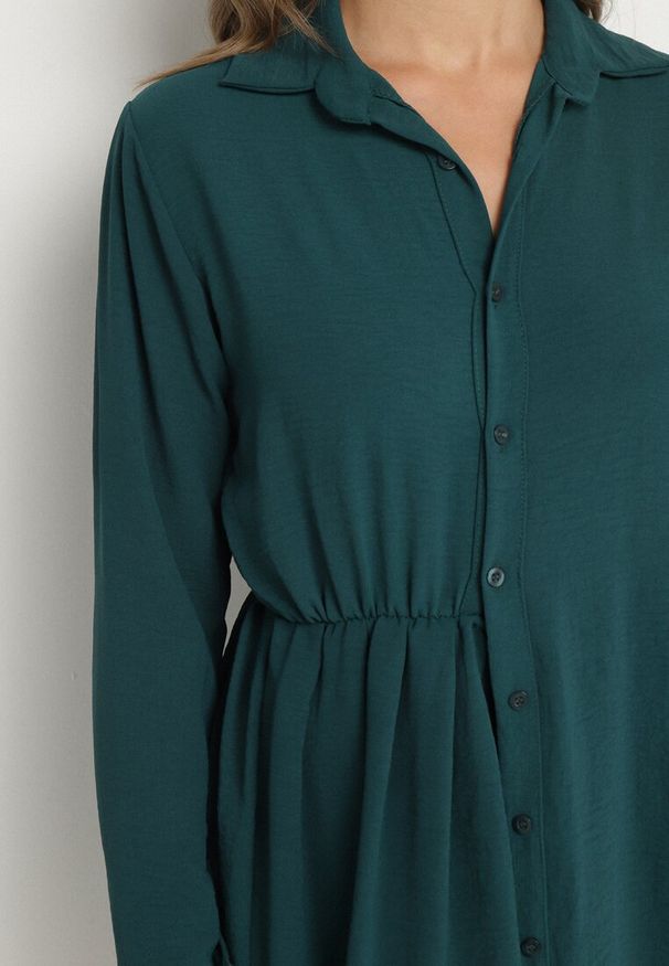 Born2be - Ciemnozielona Asymetryczna Sukienka o Koszulowym Kroju z Gumką w Talii Elodina. Kolor: zielony. Długość rękawa: długi rękaw. Typ sukienki: koszulowe, asymetryczne. Styl: elegancki, sportowy