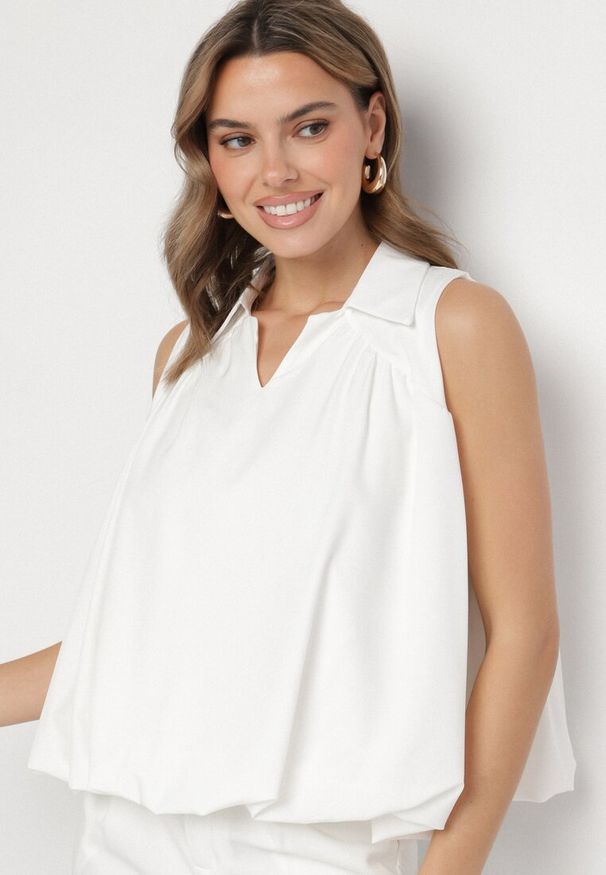 Born2be - Biała Bluza Rozkloszowana Oversize z Kołnierzykiem Eridwen. Okazja: na co dzień. Typ kołnierza: dekolt w serek, kołnierzyk klasyczny. Kolor: biały. Długość rękawa: długi rękaw. Długość: długie. Styl: casual, klasyczny