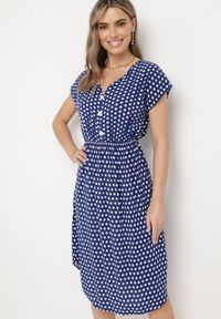 Born2be - Granatowa Bawełniana Sukienka z Gumką w Pasie i Falbanką Romilla. Kolor: niebieski. Materiał: bawełna. Sezon: lato. Styl: wizytowy #5