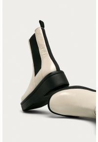 vagabond - Vagabond - Sztyblety skórzane Tara. Nosek buta: okrągły. Kolor: biały. Materiał: materiał, guma. Obcas: na platformie