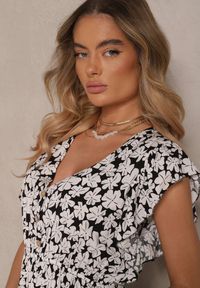 Renee - Czarna Rozkloszowana Sukienka z Bawełny w Kwiatowy Wzór z Gumką w Talii Alaniria. Okazja: na co dzień, na spacer. Typ kołnierza: dekolt w kształcie V. Kolor: czarny. Materiał: bawełna. Wzór: kwiaty. Typ sukienki: rozkloszowane. Styl: casual #4