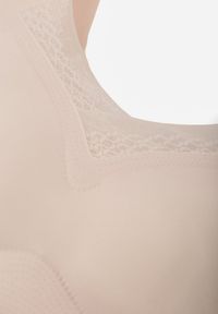 Renee - Beżowy Sportowy Biustonosz z Usztywnieniem Ozdobiony Siateczkową Wstawką Edalissa. Kolor: beżowy. Rodzaj stanika: wyciągane miseczki. Wzór: aplikacja #2