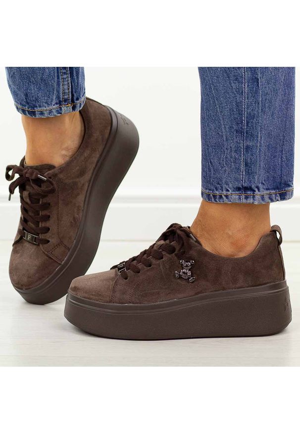 D.Brązowe skórzane sneakersy damskie na platformie Filippo Dp6246/26. Okazja: na co dzień. Kolor: brązowy. Materiał: skóra, nubuk. Szerokość cholewki: normalna. Wzór: aplikacja. Sezon: wiosna, jesień, lato. Obcas: na platformie
