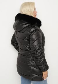 Born2be - Czarna Kurtka z Pikowanymi Przeszyciami i Odpinanym Futerkiem przy Kapturze Vensie. Okazja: na co dzień. Kolekcja: plus size. Kolor: czarny. Materiał: futro. Styl: elegancki, casual, klasyczny #5