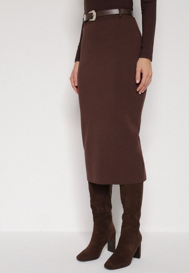 Born2be - Brązowa Ołówkowa Spódnica z Wiskozą Zdobiona Rozcięciem i Paskiem Rowedela. Okazja: na co dzień. Kolor: brązowy. Materiał: wiskoza. Wzór: aplikacja. Styl: casual, elegancki