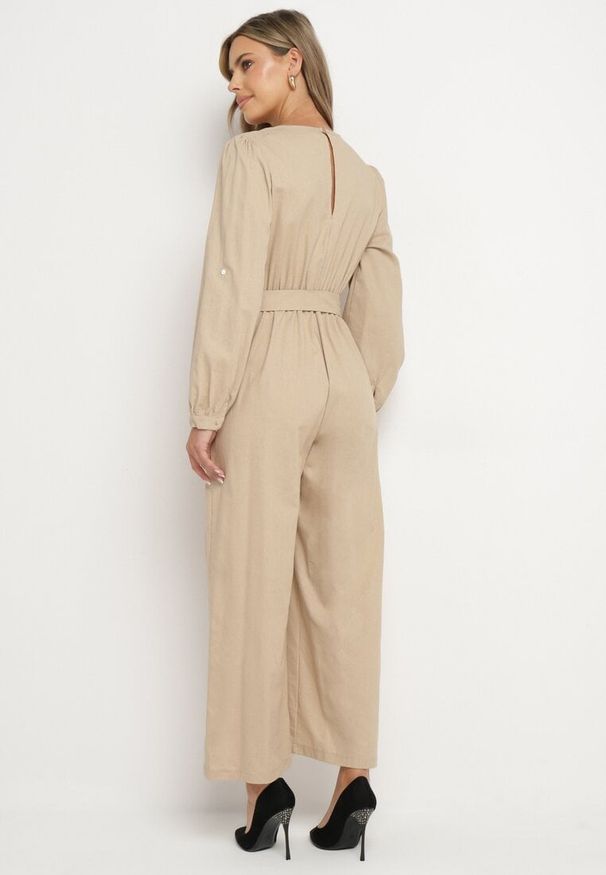 Born2be - Beżowy Bawełniany Kombinezon o Kopertowym Kroju z Paskiem i Gumką w Talii Mirrira. Kolor: beżowy. Materiał: bawełna. Długość rękawa: długi rękaw. Długość: długie. Styl: klasyczny, elegancki