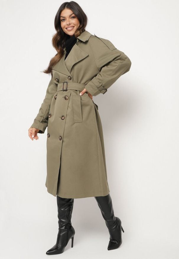 Born2be - Zielony Dwurzędowy Płaszcz Trencz o Oversizowym Kroju z Paskiem Inathara. Okazja: na co dzień, na spacer, do pracy. Kolor: zielony. Materiał: jeans. Wzór: aplikacja. Styl: casual, klasyczny