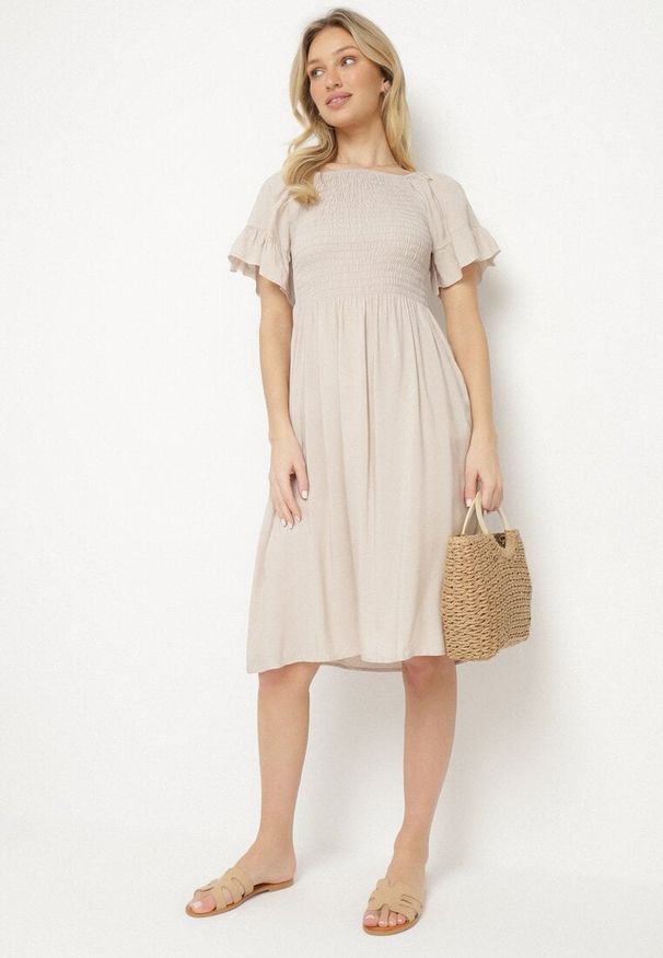Born2be - Jasnobeżowa Rozkloszowana Sukienka Bawełniana z Bufiastymi Rękawami i Elastyczną Górą Veliova. Okazja: na co dzień. Kolor: beżowy. Materiał: bawełna. Styl: casual, elegancki