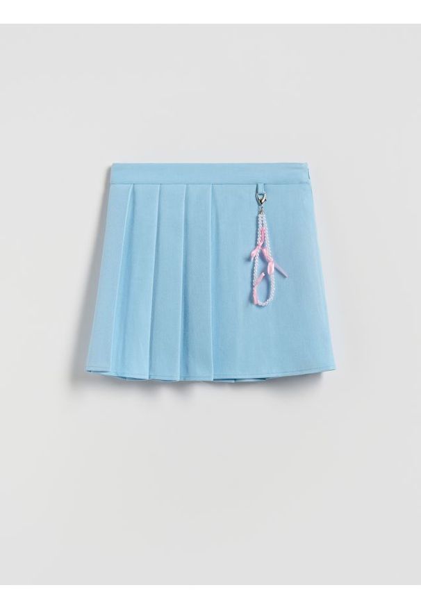 Reserved - Plisowana spódnica z zawieszką - jasnoniebieski. Kolor: niebieski. Materiał: tkanina. Wzór: gładki. Typ sukienki: w kształcie A