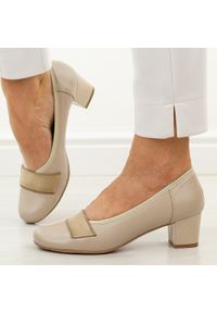 Beżowe skórzane Polskie czółenka damskie na obcasie Gregors 1060. Okazja: na co dzień. Nosek buta: okrągły. Kolor: beżowy. Szerokość cholewki: normalna. Wzór: aplikacja. Materiał: skóra. Obcas: na obcasie. Styl: casual, elegancki, klasyczny. Wysokość obcasa: średni #1