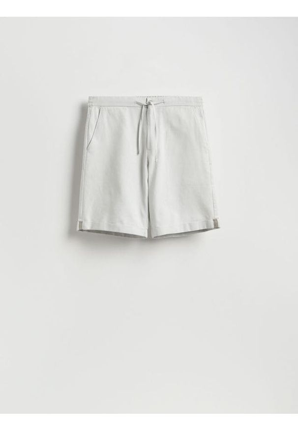 Reserved - Szorty regular z dodatkiem lnu - jasnoszary. Kolor: szary. Materiał: len