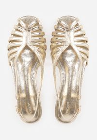 Renee - Złote Sandały Peep Toe VICES na Płaskiej Podeszwie z Cienkimi Paseczkami Nadalila. Nosek buta: otwarty. Zapięcie: sprzączka. Kolor: złoty. Materiał: skóra. Sezon: lato. Obcas: na płaskiej podeszwie. Wysokość obcasa: niski #3