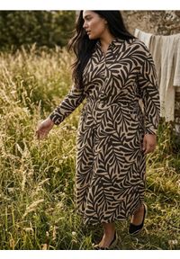 Sinsay - Wiskozowa sukienka w lisciasty wzór z wiązaniem w talii Plus Size - wielobarwny. Kolekcja: plus size. Materiał: wiskoza. Typ sukienki: dla puszystych #1