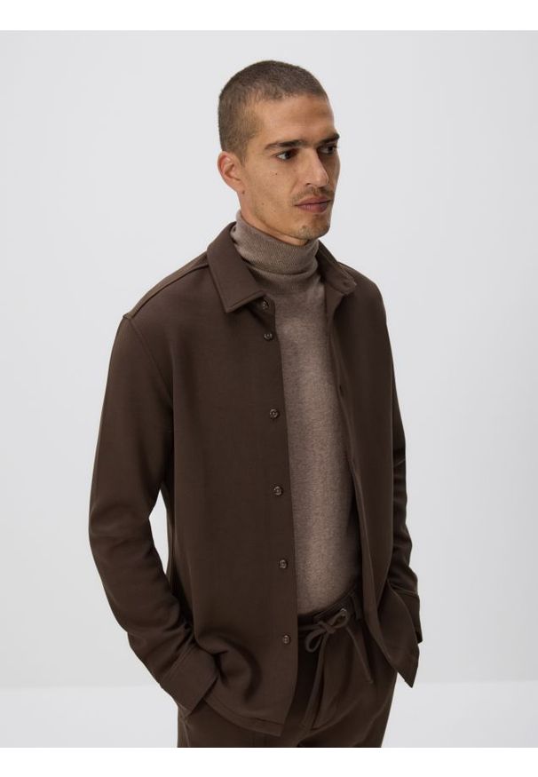 Reserved - Gładka koszula slim fit - brązowy. Kolor: brązowy. Materiał: dzianina, bawełna. Wzór: gładki