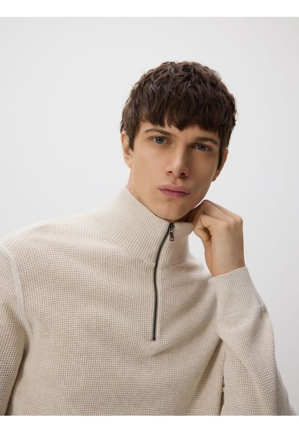 Reserved - Sweter z rozpinanym golfem - beżowy. Typ kołnierza: golf. Kolor: beżowy. Materiał: dzianina, bawełna