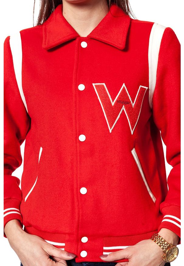 Wrangler - DAMSKA KURTKA PRZEJŚCIOWA WRANGLER BOMBER JACKET SALSA RED W4130VUWN 112128766. Materiał: skóra ekologiczna. Wzór: aplikacja. Sezon: lato