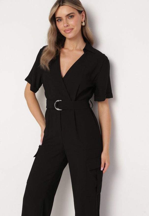 Born2be - Czarny Kombinezon Utility z Kopertowym Dekoltem Paskiem i Szerokimi Kieszeniami Pallilena. Okazja: na co dzień. Kolor: czarny. Styl: elegancki, casual