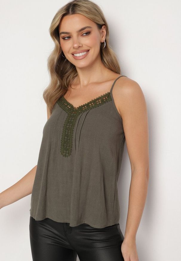 Born2be - Ciemnozielony Top z Lnem i Wiskozą Ozdobiony Koronką Semindira. Okazja: na co dzień. Kolor: zielony. Materiał: wiskoza, len, koronka. Długość rękawa: na ramiączkach. Wzór: aplikacja, koronka. Sezon: lato. Styl: casual, elegancki, klasyczny