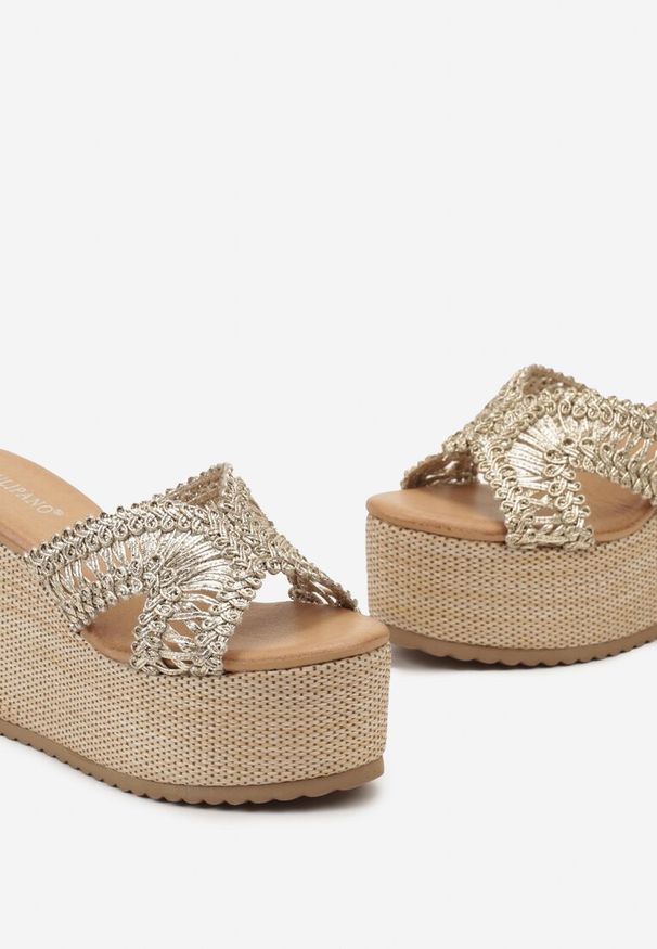 Renee - Złote Klapki na Wysokiej Platformie z Plecionki Ozdobione Ażurowym Wykończeniem na Cholewce Ellumia. Kolor: złoty. Wzór: ażurowy, aplikacja. Obcas: na platformie