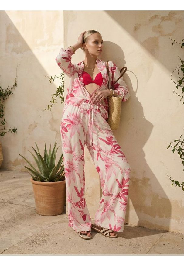 Sinsay - Wiskozowe spodnie wide leg ze wzorem kwiatowym - wielobarwny. Materiał: wiskoza. Wzór: kwiaty