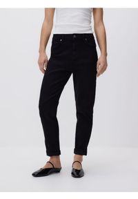 Reserved - Jeansy boyfriend slim - czarny. Kolor: czarny