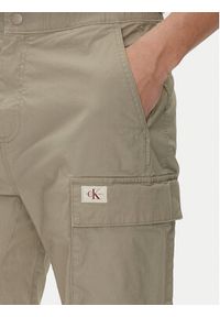 Calvin Klein Jeans Szorty materiałowe J30J327376 Zielony Regular Fit. Kolor: zielony. Materiał: bawełna #4