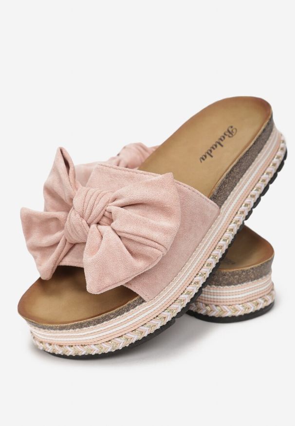 Born2be - Różowe Klapki Hyrmamene. Kolor: różowy. Materiał: jeans. Wzór: aplikacja, ze splotem. Styl: klasyczny