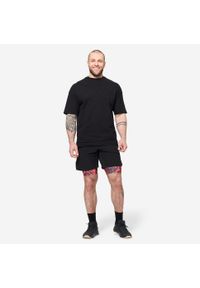 DOMYOS - Spodenki fitness cardio męskie Domyos 2 w 1. Kolor: czerwony, wielokolorowy, czarny. Materiał: elastan, poliester, materiał. Długość: krótkie. Sport: fitness