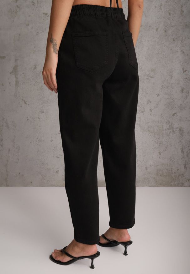 Renee - Czarne Jeansy Mom Fit z Bawełny ze Ściągaczem w Talii Carilera. Okazja: na co dzień. Kolor: czarny. Styl: sportowy, retro, casual