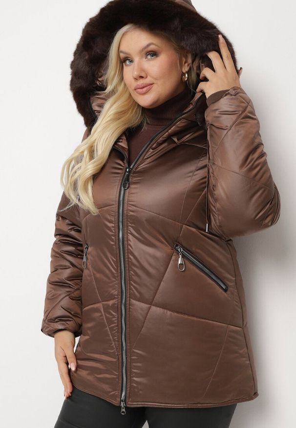 Born2be - Brązowa Kurtka Lekko Pikowana z Odpinanym Kapturem i Futerkiem Fioritta. Kolekcja: plus size. Kolor: brązowy. Materiał: futro. Sezon: zima