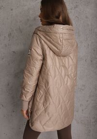 Renee - Brązowa Przejściowa Kurtka z Kapturem Pikowanymi Przeszyciami i Suwakami Kave. Okazja: na spacer. Typ kołnierza: kaptur. Kolor: brązowy. Materiał: poliester, jeans #6