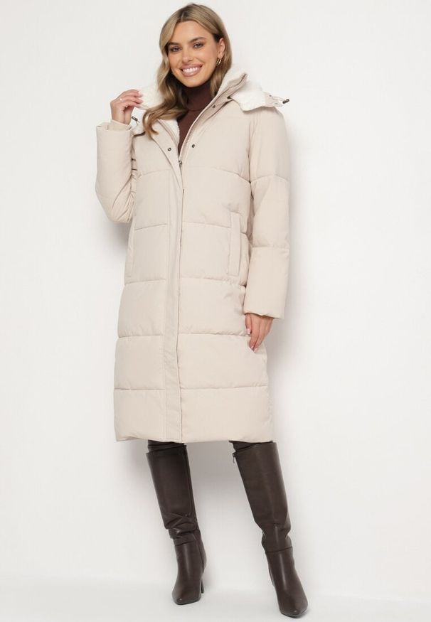 Born2be - Jasnobeżowa Długa Kurtka Pikowana z Odpinanym Kapturem i Kieszeniami Etarose. Okazja: na spacer, na co dzień. Kolor: beżowy. Materiał: jeans. Długość: długie. Styl: casual, elegancki