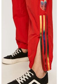 adidas Originals - Spodnie. Kolor: czerwony. Materiał: tkanina, poliamid. Wzór: aplikacja #3