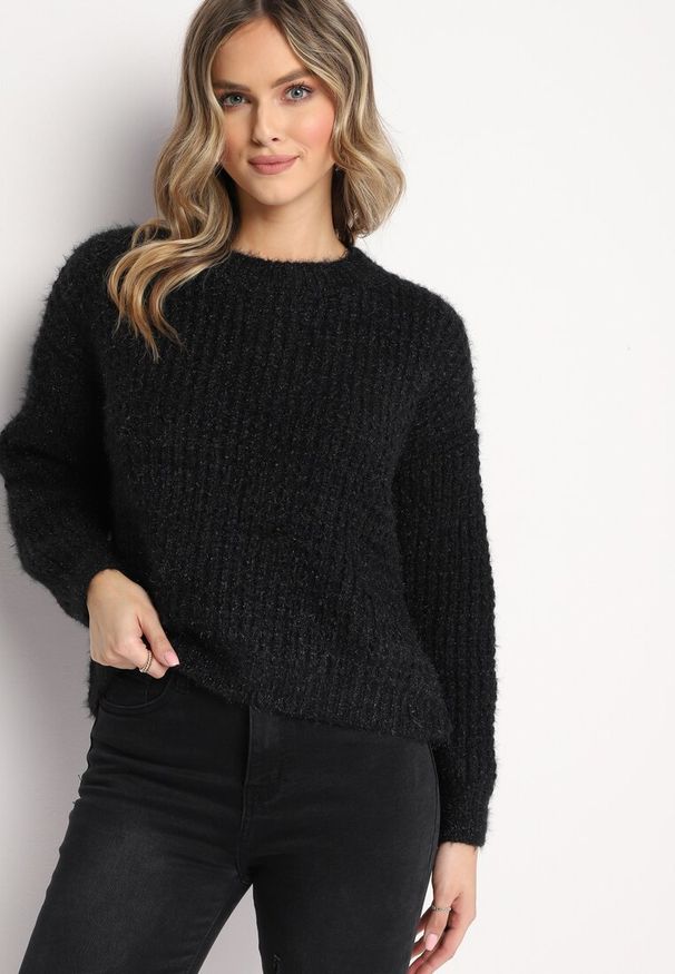 Born2be - Czarny Dzianinowy Sweter z Warkoczykowym Splotem Akina. Kolor: czarny. Materiał: dzianina. Długość rękawa: długi rękaw. Długość: długie. Wzór: ze splotem