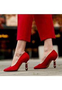 Marco Shoes Zamszowe szpilki czerwone z kamieniami. Kolor: czerwony. Materiał: zamsz. Obcas: na szpilce