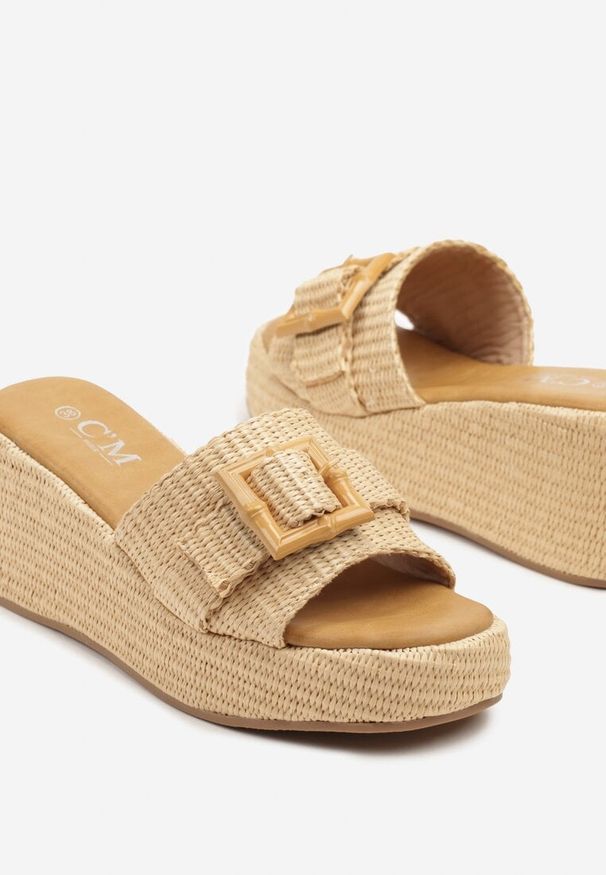 Born2be - Beżowe Klapki na Koturnie z Ozdobną Klamrą i Plecionką Deladira. Okazja: na co dzień. Kolor: beżowy. Sezon: lato. Obcas: na koturnie. Styl: elegancki, casual