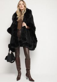 Born2be - Czarne Ponczo z Wełną i Wiskozą Zdobione Futerkiem Tevilka. Okazja: na co dzień. Kolor: czarny. Materiał: wełna, futro, wiskoza. Wzór: aplikacja. Styl: casual, elegancki #5