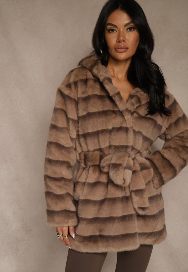 Renee - Jasnobrązowa Kurtka Futrzana z Nieodpinanym Kapturem Ozdobiona Paskiem Zetelia. Okazja: na co dzień. Kolor: brązowy. Materiał: futro. Wzór: aplikacja. Styl: casual, elegancki