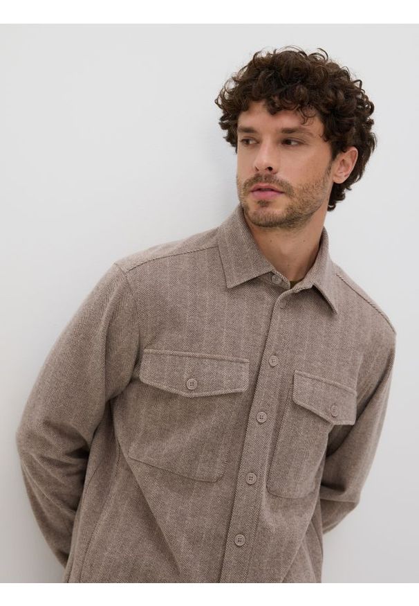 Reserved - Koszula comfort z wiskozą - beżowy. Kolor: beżowy. Materiał: wiskoza