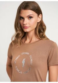 Ochnik - Kamelowy T-shirt damski z aplikacją. Kolor: brązowy. Materiał: wiskoza. Wzór: aplikacja #1