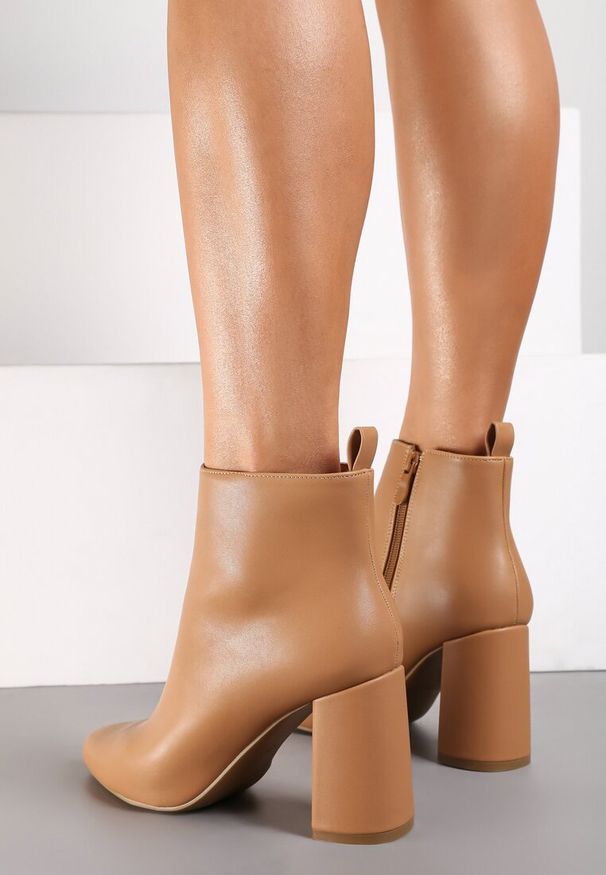 Born2be - Ciemnobeżowe Minimalistyczne Botki na Słupku z Noskiem w Szpic Keloma. Okazja: na spotkanie biznesowe, do pracy, na co dzień. Zapięcie: zamek. Kolor: beżowy. Materiał: jeans. Obcas: na słupku. Styl: casual, klasyczny, biznesowy