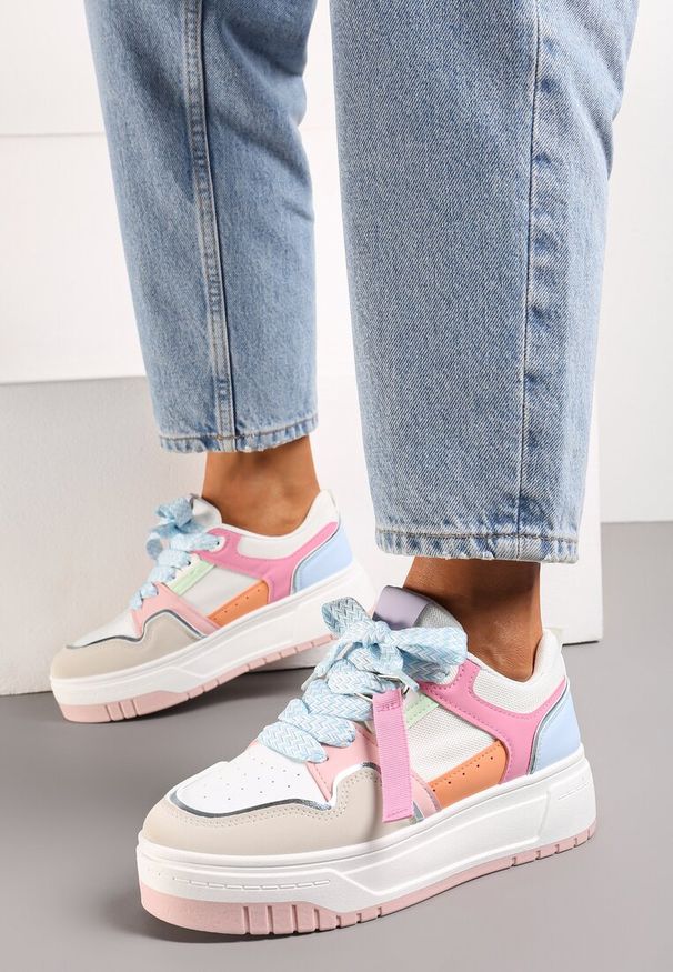 Renee - Różowo-Niebieskie Sneakersy na Niskiej Platformie z Zawieszką i Ozdobnymi Sznurówkami Salam. Okazja: na spacer, na co dzień. Nosek buta: okrągły. Zapięcie: sznurówki. Kolor: różowy. Materiał: jeans, materiał. Sezon: wiosna, lato. Obcas: na platformie. Wysokość obcasa: niski. Sport: turystyka piesza