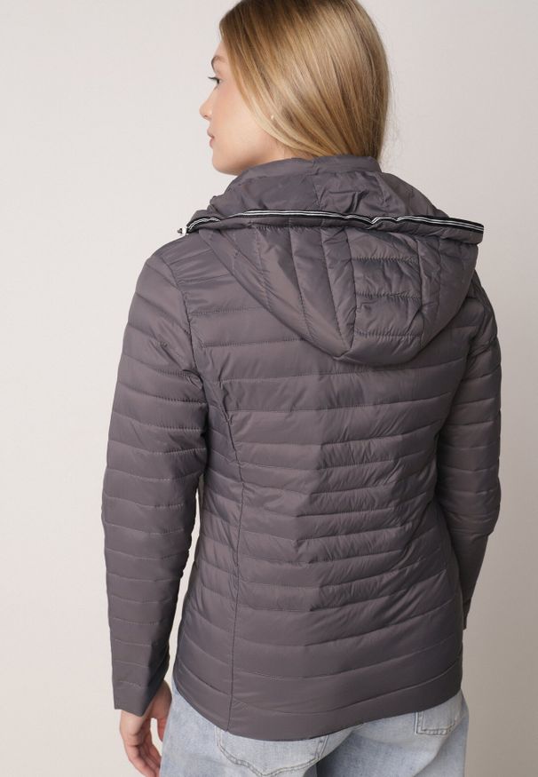 Born2be - Szara Pikowana Kurtka Przejściowa z Kapturem z Lamówką i Ściągaczami Zidara. Okazja: na spacer. Typ kołnierza: kaptur. Kolor: szary. Materiał: poliester, jeans, dresówka