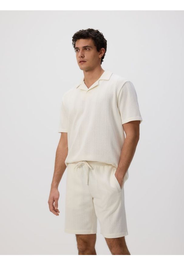 Reserved - Strukturalne szorty regular - złamana biel. Materiał: bawełna, dzianina