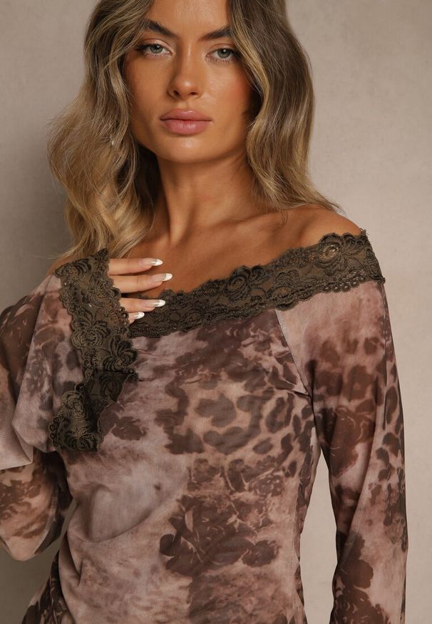 Renee - Brązowa Bluzka Siateczkowa Typu Hiszpanka z Bawełną i Wiskozą z Koronką Nurriva. Okazja: na co dzień. Typ kołnierza: dekolt hiszpanka. Kolor: brązowy. Materiał: wiskoza, bawełna, koronka. Wzór: koronka. Styl: casual